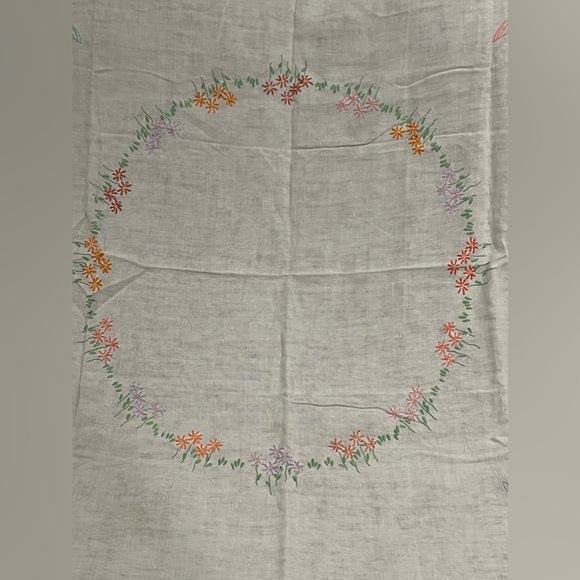 Embroidered Bonnet Girl dress flowered linen tablecloth large square - Picture 6 of 6